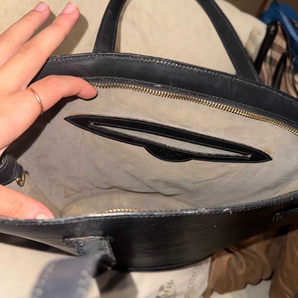 Louis Vuitton Black and Cream Interior Detail - Picture 2 of 3